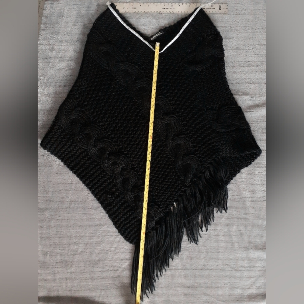 Woolly Cable-knit Poncho Shawl with fringe - Picture 8 of 11
